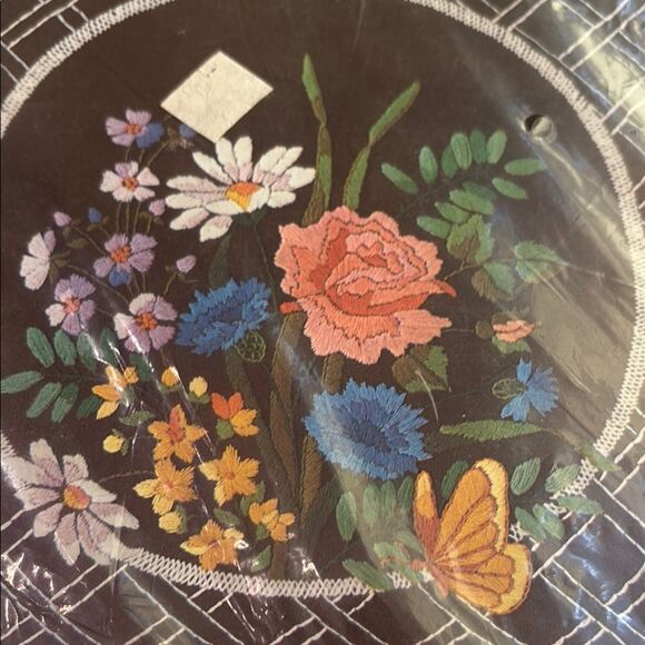 Bucilla Springtime trellis 16 in.² pillow, Needlecraft Kit - Picture 5 of 5